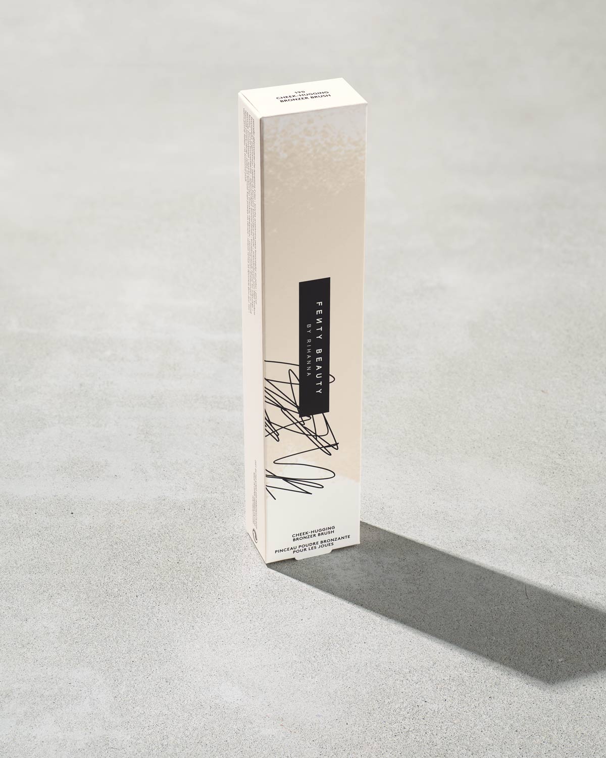 Cheek-Hugging Bronzer Brush 190 - Image 5