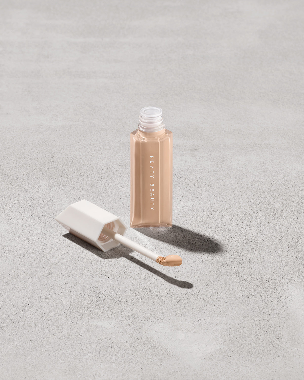 We're Even Hydrating Longwear Concealer ?? 200C